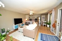 Building Photo - Just Blocks from Beach!