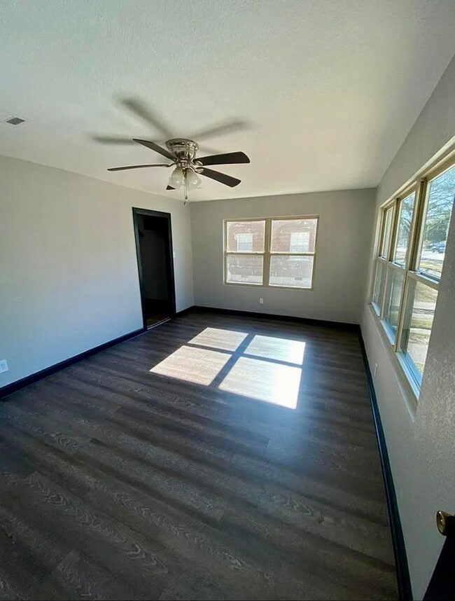 Building Photo - A Great Rental Waiting For You To Make It Home!