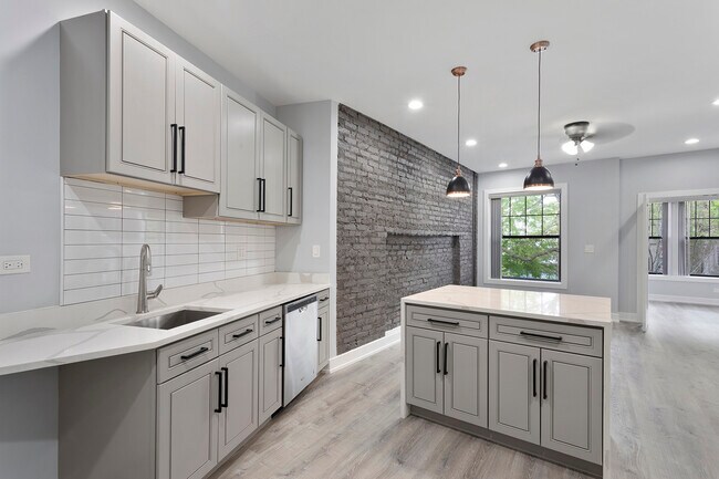 Building Photo - 7644 N Eastlake Terrace