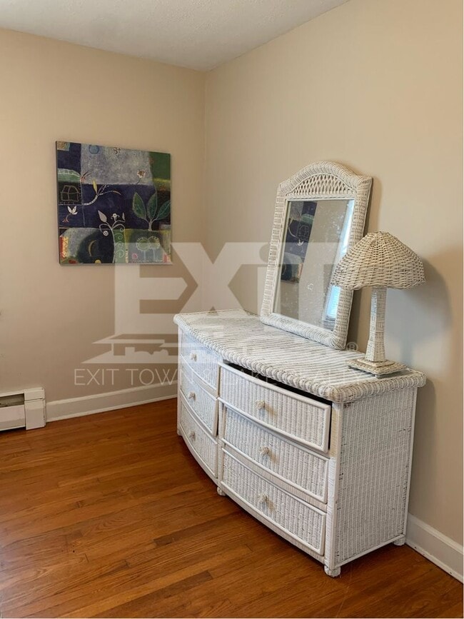 Building Photo - Fully Furnished 3 Bedroom/2 Bathroom Home ...