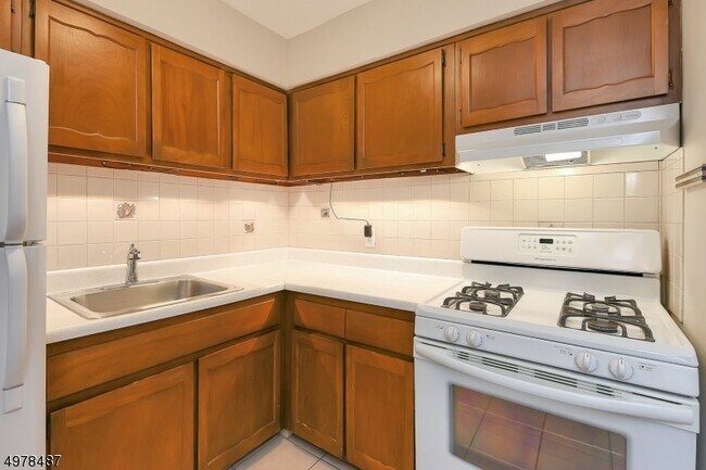 Building Photo - 565 Grove St