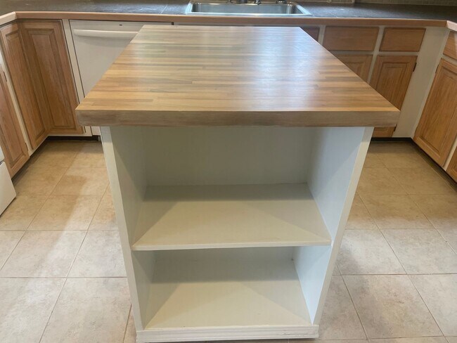 Building Photo - Nicely Maintained Clinton Home with Upgrades and Fenced Yard!