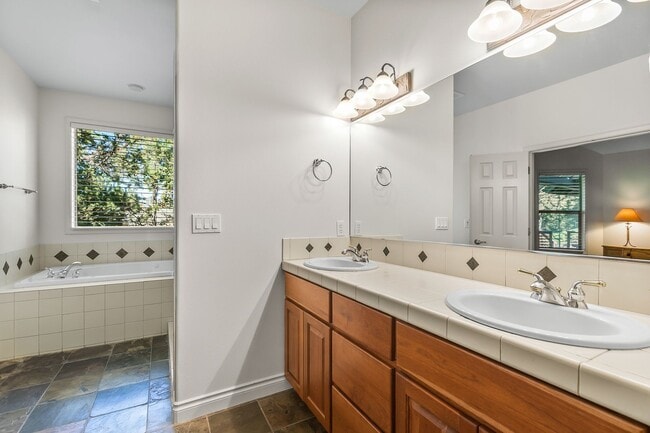 Building Photo - Single Level Gorgeous Awbrey Glen home!