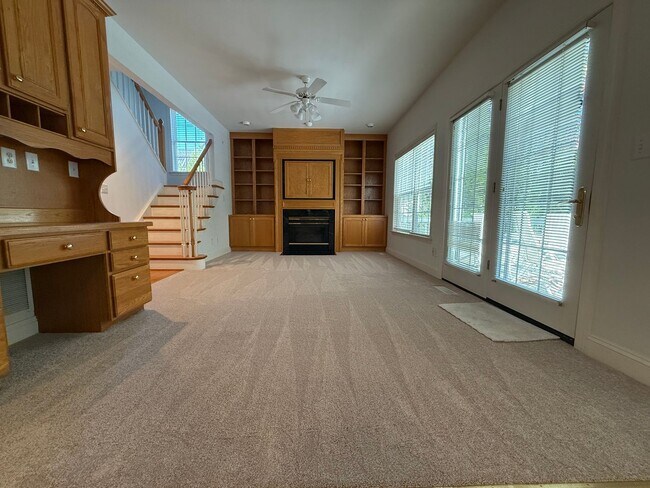 Building Photo - 935 Charter Oaks Dr