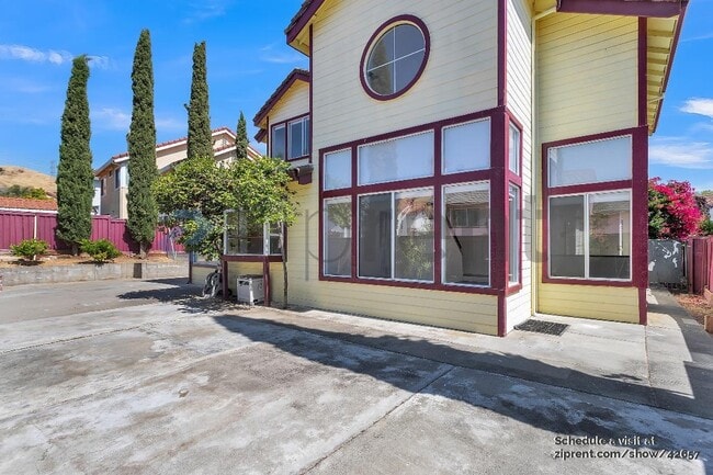 Building Photo - 115 Montego Dr