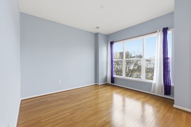 Building Photo - Amazing 4 BR/3.5 BA Townhome in Riverdale!