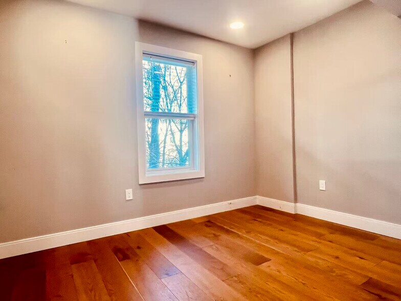 Building Photo - 19 Plymouth St