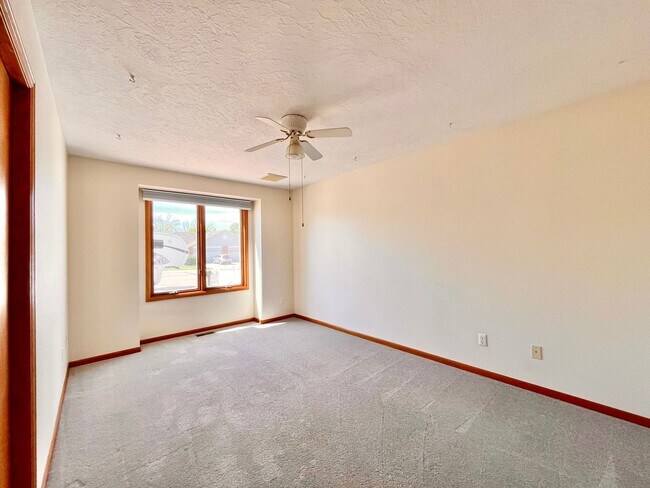 Building Photo - Spacious 3 bedroom/3 bath Townhome with 2 car Attached Garage and Private Yard in Evans, CO