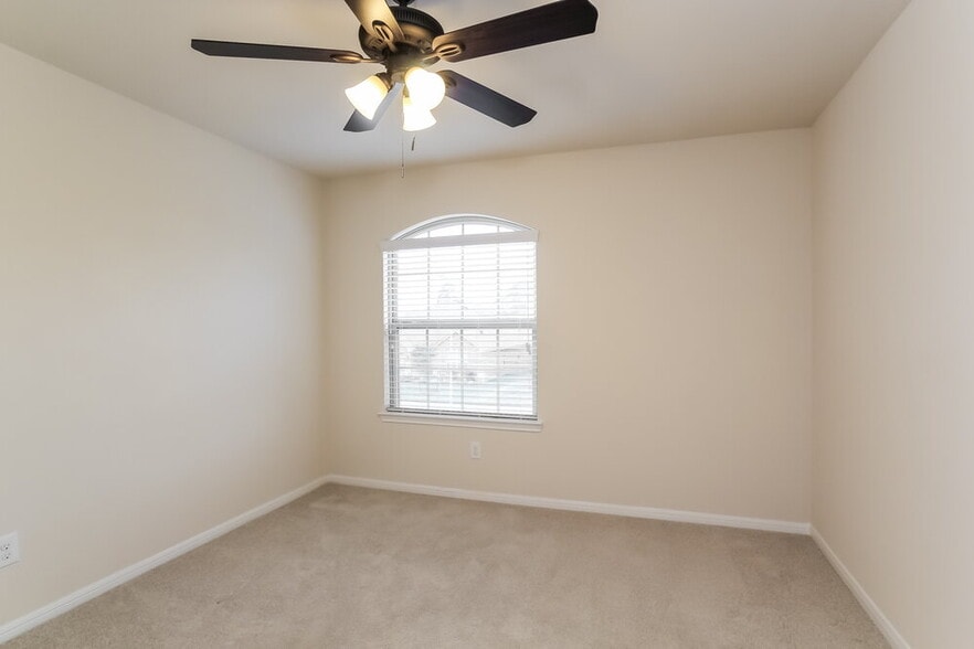 Building Photo - 9222 Chloe Dr