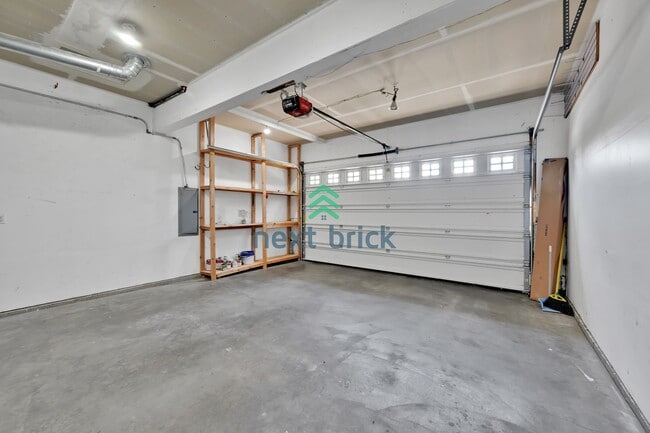 Building Photo - 4 BED & 2.5 SINGLE FAMILY HOUSE FOR RENT