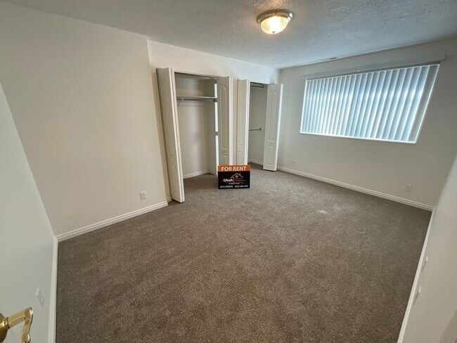 Building Photo - 4 bdrm 3 bth Home 2 Car Garage- HOA with Pool