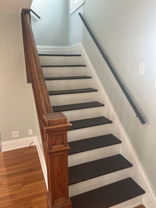 Building Photo - Charming 2-Bedroom Property in Prime Location