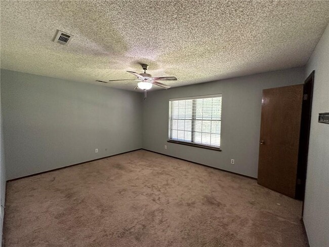 Building Photo - 2147 Loren Cir