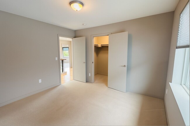 Building Photo - 4bd/2.75ba Renton House