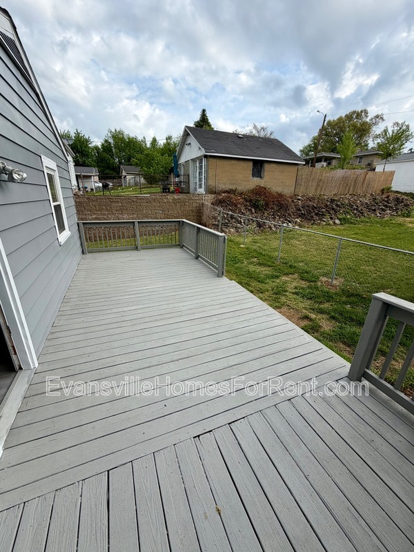 Building Photo - 120 Leslie Ave