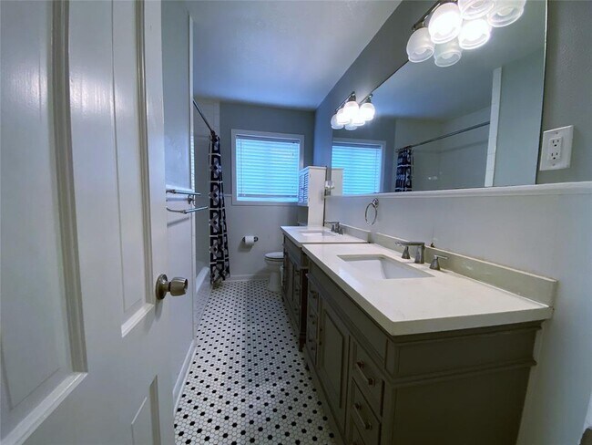 Building Photo - 5242 Beechnut St