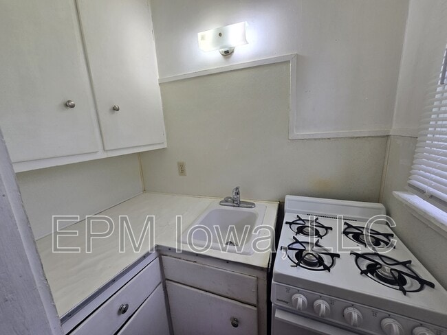 Primary Photo - 2836 Independence Ave