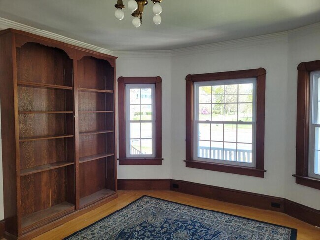 Building Photo - 2060 Elm St