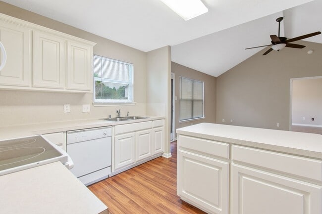 Building Photo - 16225 Summerset Estates Blvd