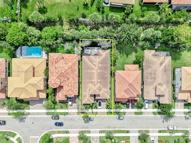 Building Photo - 8855 Watercrest Cir W