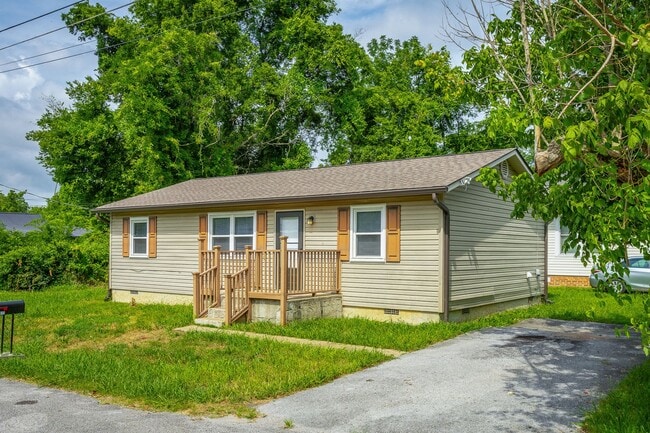 Building Photo - Charming home now available for rent in Ch...