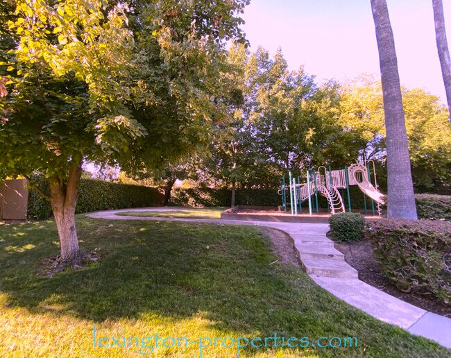 Building Photo - Beautiful, 2BD/1BA, Condo in The Villaggio community, near Madison Ave. and American River College!