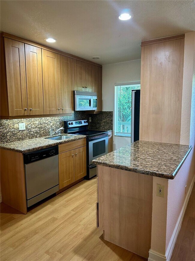 Building Photo - 1423 Holly Heights Dr