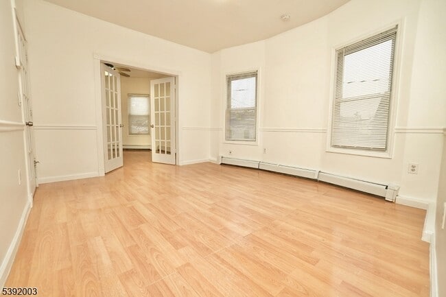 Building Photo - 466 Cortlandt St