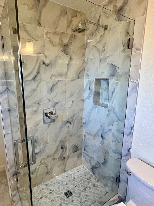 Building Photo - 4 Bedroom 2.5 Bathroom Home, Newly renovat...