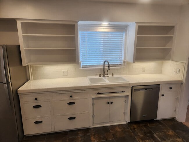 Building Photo - 522 Avalon Dr