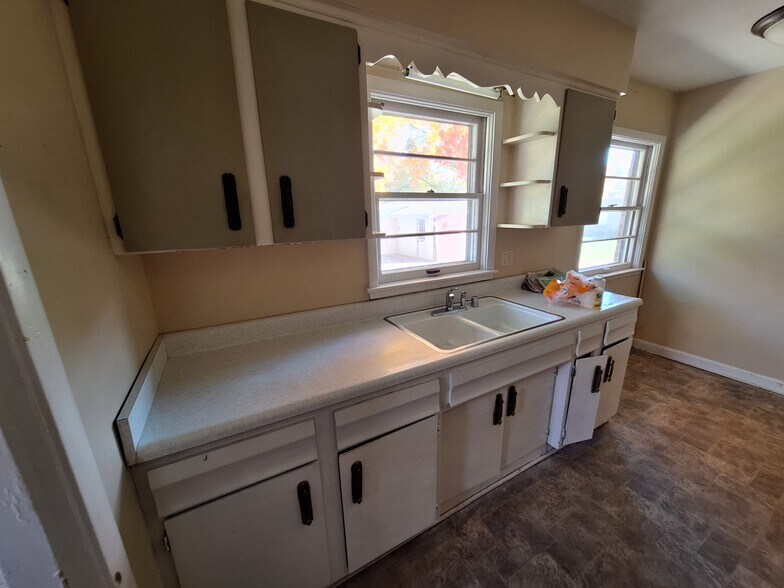 Kitchen cabinets - 6105 Oakdale Ln