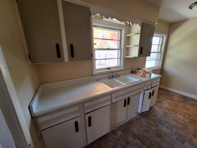 Kitchen cabinets - 6105 Oakdale Ln