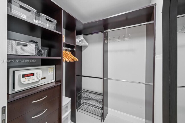 Building Photo - 200 Biscayne Blvd Way