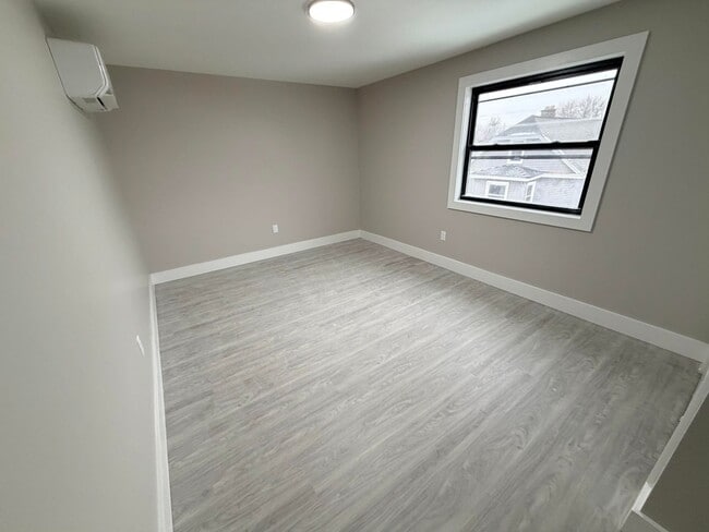 Building Photo - 194 N Lake Ave