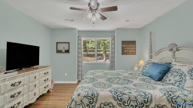 Building Photo - 511 Rainbow Dr