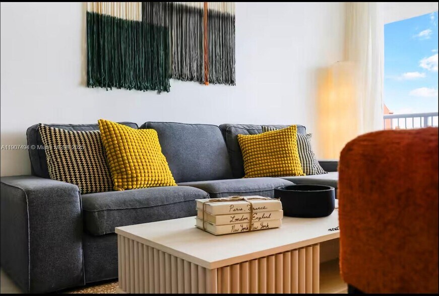 Building Photo - 1200 Brickell Bay Dr