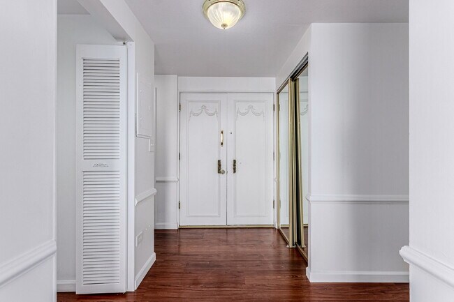 Building Photo - Three Bed / Two bath at Cherry Creek at the Polo Club Condominiums