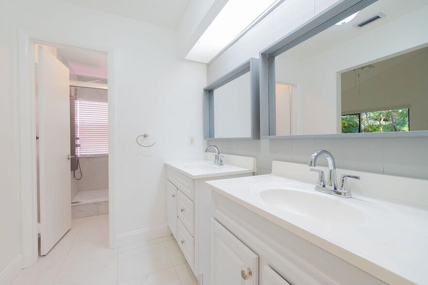 Building Photo - 6090 Aloma Ln