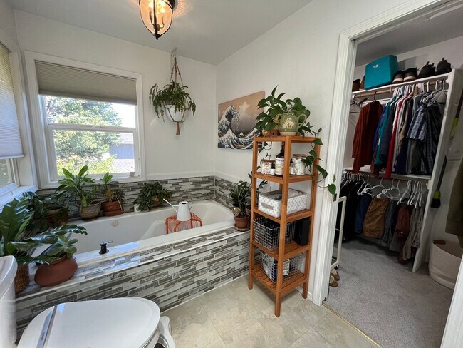 Building Photo - Beautiful 4Bd + 3Ba in Portland!! Offers Beautiful Outdoor Views and Great Gardening Backyards!!