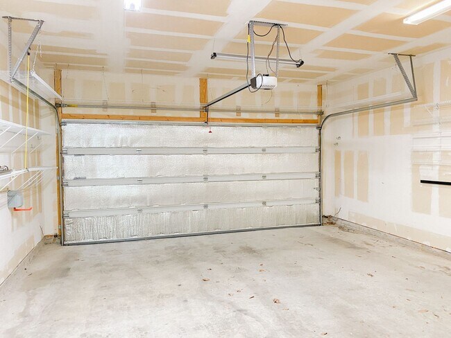 Building Photo - Beautiful 5 BR / 2.5 BA Home for Rent in A...