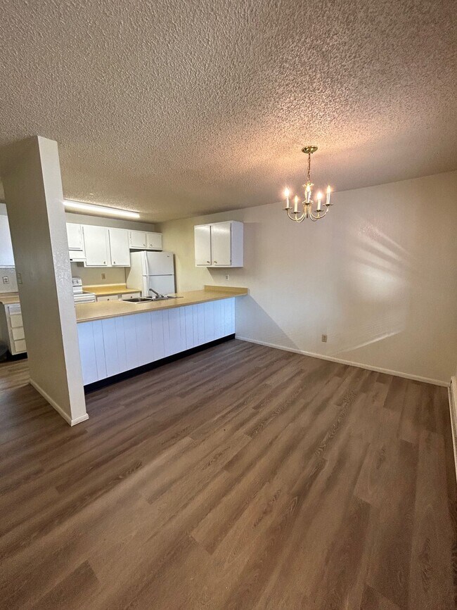 Building Photo - 2147 Marigold St