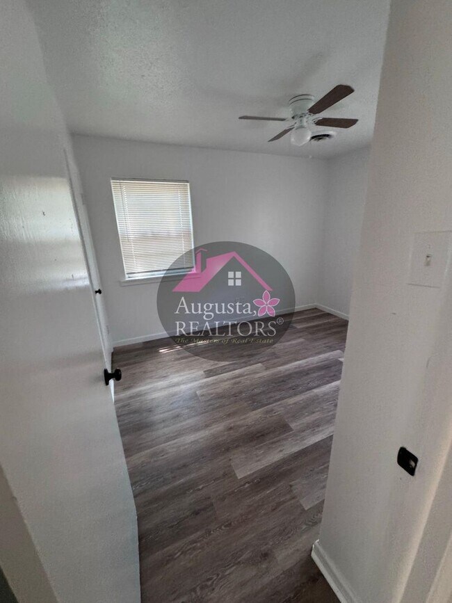 Building Photo - 966 N La Salle Dr