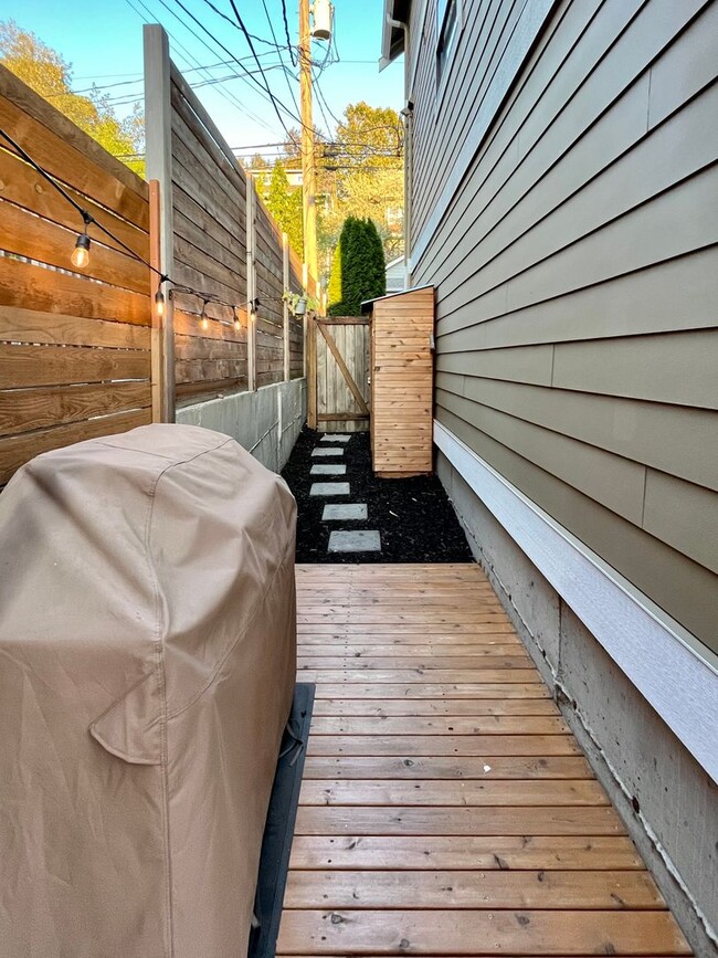 Building Photo - Light and Airy Townhome - Available April 10th