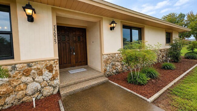 Building Photo - 35025 Raintree Dr