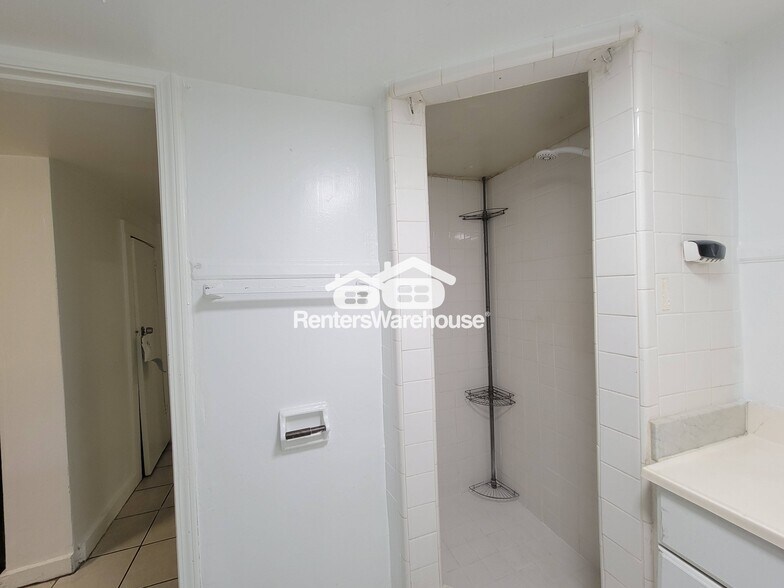 Building Photo - 1056 Regent St SW