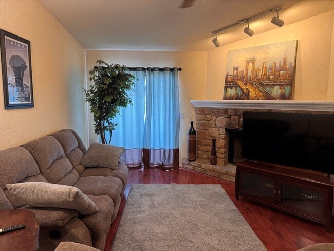 Building Photo - Fully Furnished 3 bedroom, close to everything! Flexible terms, easy application process!