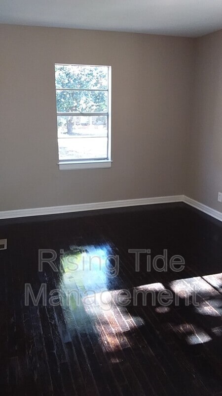 Building Photo - 900 Lynn Dale Ln