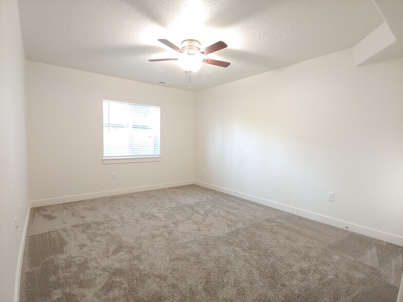 Building Photo - 591 S Emerald Ln