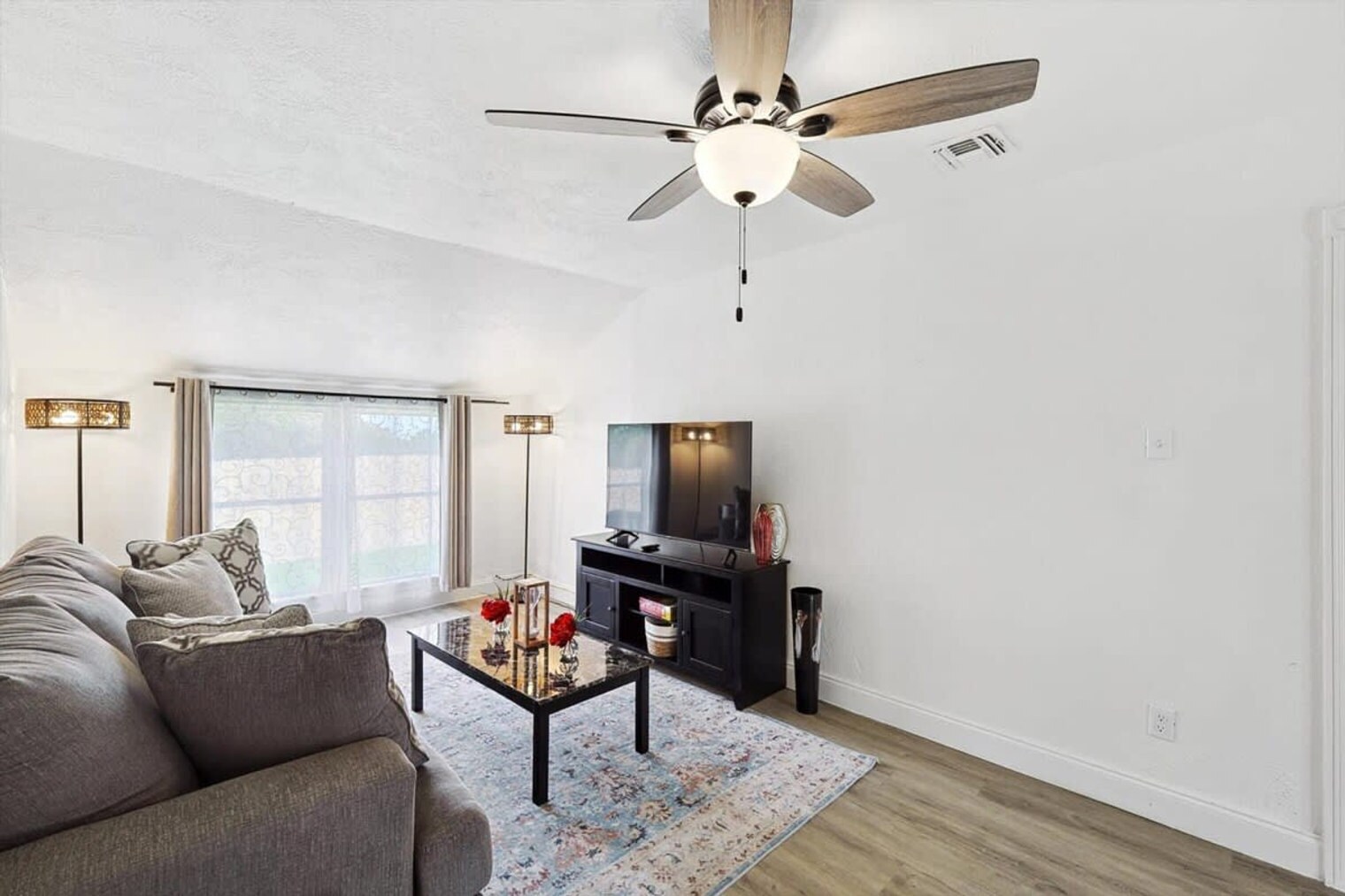 Building Photo - 711 Red Oak Ln