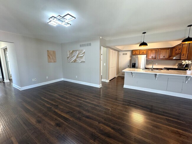 Building Photo - 6652 Fernwood Dr